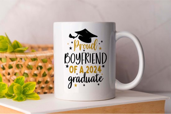 Mok Proud Boyfriend of a 2024 Graduate - GraduationDay - Gift - Cadeau - CapsOff - DiplomaDiaries - TasselTurned - GraduationJoy - Afgestudeerd - DiplomaDag - HoedAf - Trosteurn