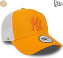 Casquette trucker New Era orange avec logo NY Yankees et côtés en mesh blanc.