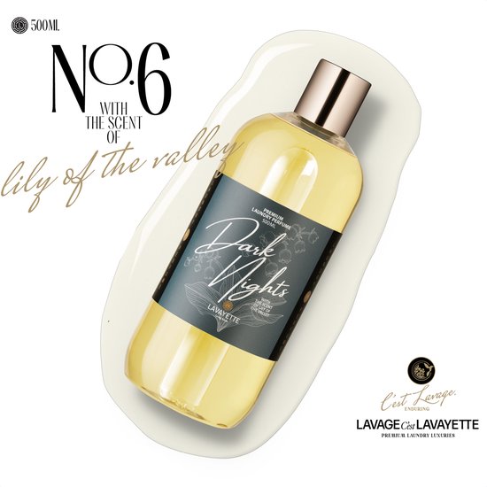 Parfum de linge jaune pâle dans une bouteille transparente avec un bouchon doré, entouré d'un liquide transparent. Texte 'No.6 with the scent of lily of the valley'.