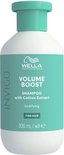 Wella Professionals Invigo Volume Boost shampoo met katoenextract voor fijn haar, 300ml, in een witte fles met mintgroen etiket en dop.