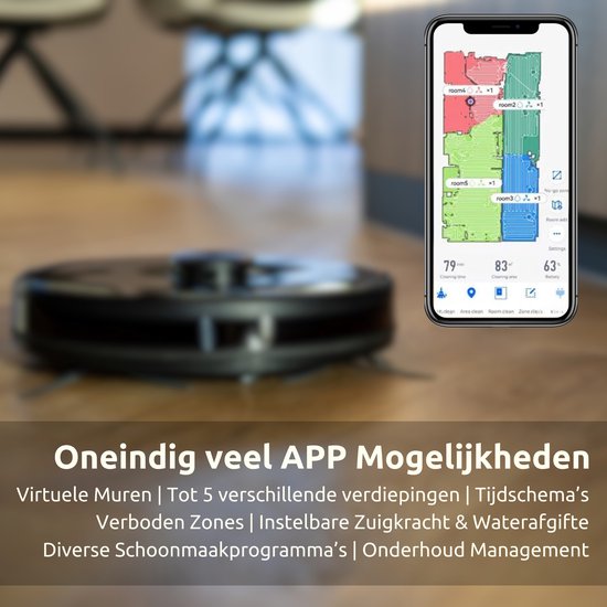 Zwarte robotstofzuiger op een houten vloer, met een smartphone in de voorgrond die een plattegrond van een huis weergeeft met kamers en zones. Tekst: "Oneindig veel APP Mogelijkheden Virtuele Muren | Tot 5 verschillende verdiepingen | Tijdschema's Verboden Zones | Instelbare Zuigkracht & Waterafgifte Diverse Schoonmaakprogramma's | Onderhoud Management".