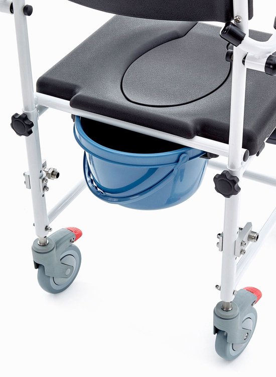Detail van de blauwe emmer en zitting van een witte douche- en toiletstoel met grijze wielen.