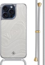Casimoda® hoesje met grijs koord - Geschikt voor iPhone 15 Pro Max - Abstract Beige Waves - Afneembaar koord - TPU/polycarbonaat - Bruin/beige