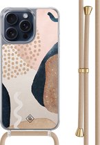 Casimoda® hoesje met beige koord - Geschikt voor iPhone 15 Pro Max - Abstract Dots - Afneembaar koord - TPU/polycarbonaat - Bruin/beige