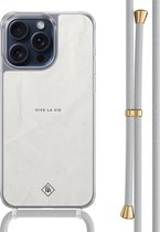 Casimoda® hoesje met grijs koord - Geschikt voor iPhone 15 Pro Max - Vive La Vie - Afneembaar koord - TPU/polycarbonaat - Grijs