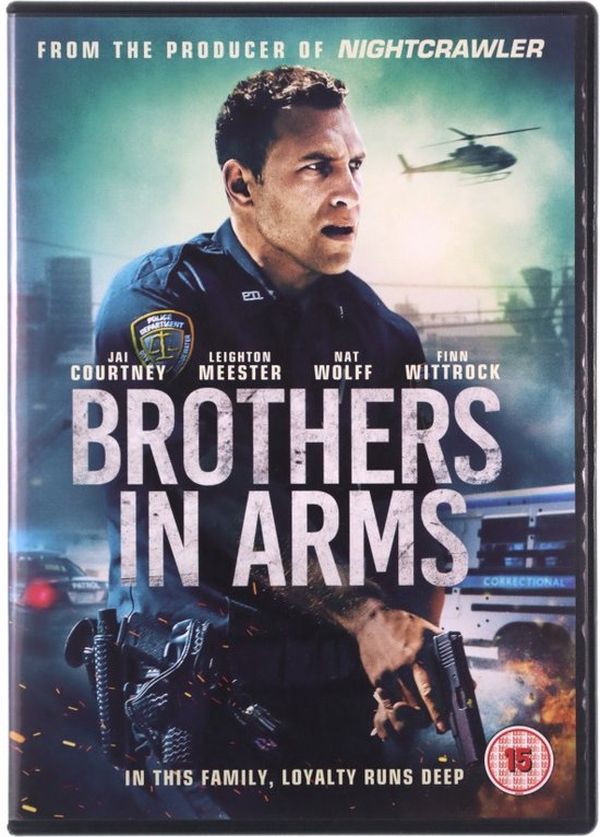 Filmaffiche met een politieagent in uniform die een pistool vasthoudt. De titel 'BROTHERS IN ARMS' staat centraal.