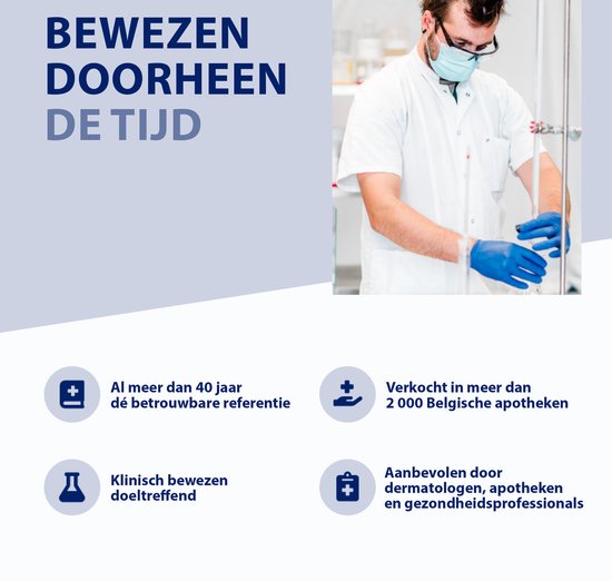 Arts met laboratoriumjas en blauwe handschoenen voert een wetenschappelijk experiment uit.