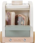 Houten camper met twee gestapelde koffers, van voor gezien. Beige en groen.