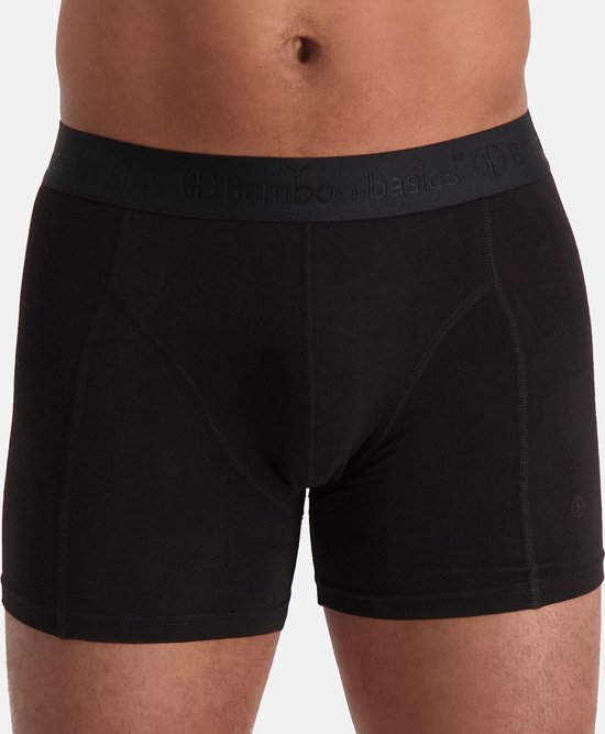 Detail van een man die een zwarte bamboe boxershort draagt, met logo op de tailleband.