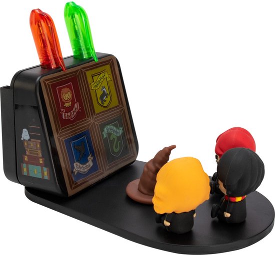 Harry Potter bureau organizer met hoed, huiswapens, Dobby en drie figuurtjes.