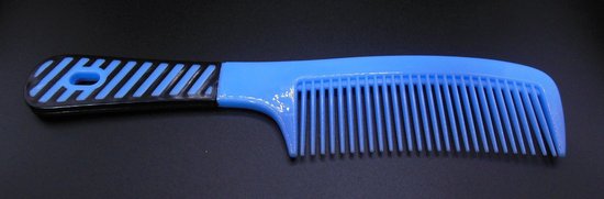 Neonblauwe kam met zwart handvat met streepjespatroon.