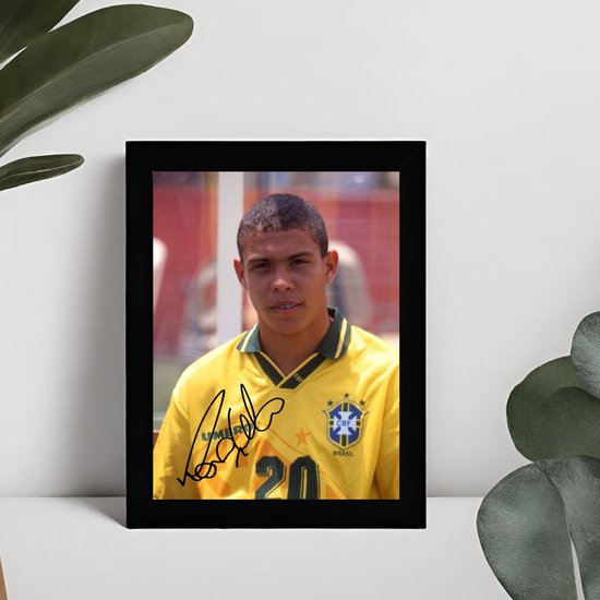 Ronaldo Lima R9 Ingelijste Handtekening – 15 x 10cm In Klassiek Zwart Frame – Gedrukte handtekening – Voetbal - Serie A - Internationale - Inter Milan - Real Madrid - FC Barcelona - Braziliaans Elftal