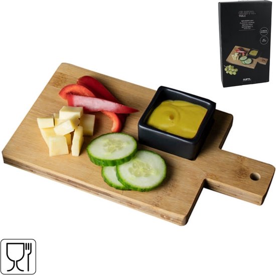 Bamboe serveerplank met zwart bakje mosterd, kaas, komkommer, rode paprika en een etensbestek symbool.