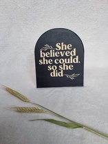 She Believed she could, so she did Bordje - Hout - Decoratie - incl Standaard - Graveren - Cadeau - Babykamer - Kinderkamer - Woonkamer - Geschenk - Tekst op bord - Tip