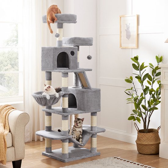 Arbre à chat gris dans un salon avec plusieurs chats.