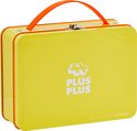 Een gesloten, gele koffer met oranje handvat en Plus-Plus logo.