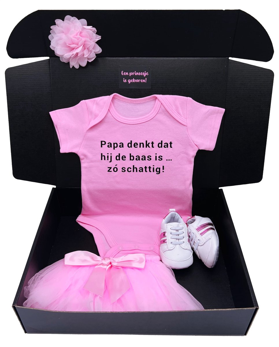 Goedkoopste Kraamcadeau meisje met roze romper - babyschoentjes, baby petticoat en baby hoofdband - cadeau babyshower, papa denkt dat hij de baas is
