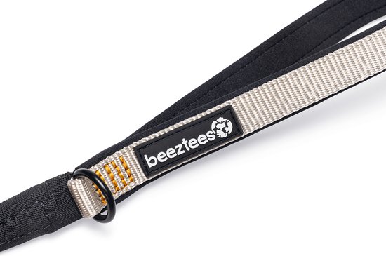 Zwarte handgreep met een beige band en de 'beeztees' tekst en logo.