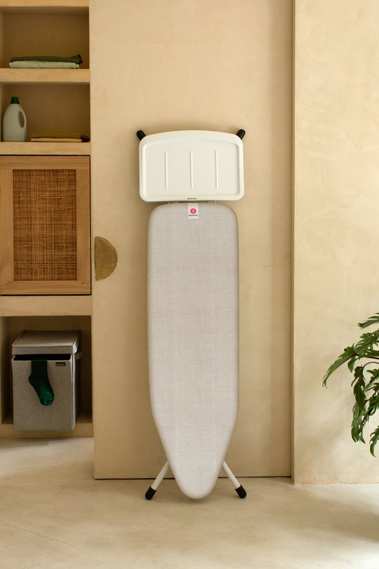 Brabantia strijkplank B met beige hoes, staand in een modern interieur.