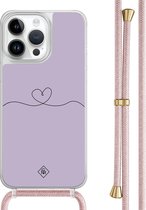 Casimoda® hoesje met rosegoud koord - Geschikt voor iPhone 13 Pro Max - Hart Lila - Afneembaar koord - TPU/polycarbonaat - Paars