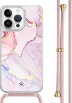 Casimoda® hoesje met rosegoud koord - Geschikt voor iPhone 14 Pro Max - Marmer roze paars - Afneembaar koord - TPU/polycarbonaat - Paars