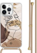Casimoda® hoesje met beige koord - Geschikt voor iPhone 13 Pro Max - Abstract Gezicht Bruin - Afneembaar koord - TPU/polycarbonaat - Bruin/beige