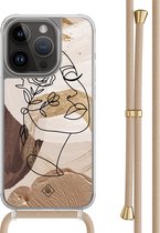 Casimoda® hoesje met beige koord - Geschikt voor iPhone 14 Pro - Abstract Gezicht Bruin - Afneembaar koord - TPU/polycarbonaat - Bruin/beige