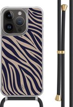 Casimoda® hoesje met zwart koord - Geschikt voor iPhone 14 Pro - Chevron Navy - Afneembaar koord - TPU/polycarbonaat - Blauw
