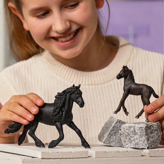 schleich 13977 Poulain Frison, dès 5 ans, HORSE CLUB - figurine, 3 x 8 x 9 cm | Figurine de jeu à partir de 6 ans - Cheval détaillé - Décoration ou