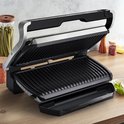 Open contactgrill met ribbelige grillplaten. De binnenkant van de grill is zwart.