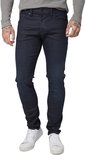 Een man met tatoeages draagt een grijze longsleeve en een donkerblauwe slim fit jeans.