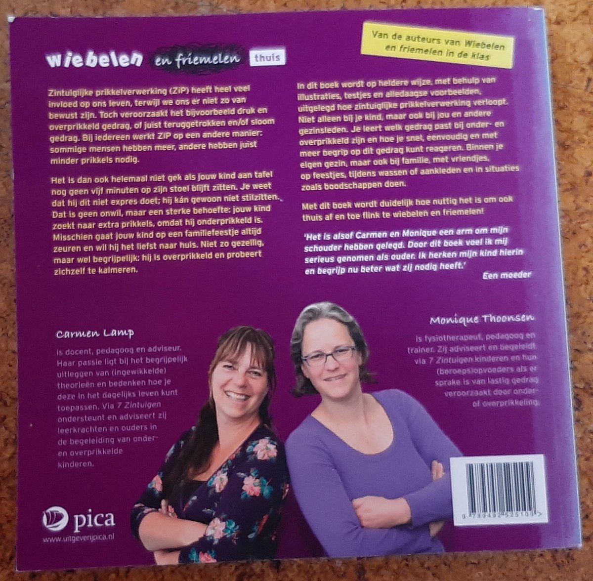 Boekomslag met auteurfoto's: Carmen Lamp en Monique Thoonsen. Text 'Wiebelen en friemelen thuis'.