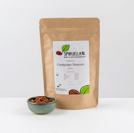 Bruine papieren verpakking met "SPIRUELLA.NL RAW & NATUURVOEDING Biologische Cordyceps Sinensis poeder" label. Naast de zak een groen-grijs schaaltje met oranje poeder.