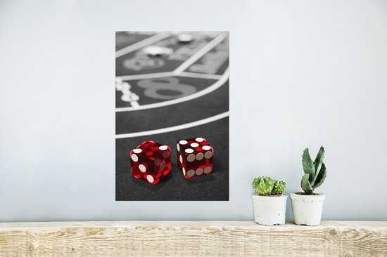 Une photo noir et blanc d'une table de poker avec des dés rouges Poster 20x30 cm - petit - Tirage photo sur Poster (décoration murale salon / chambre)