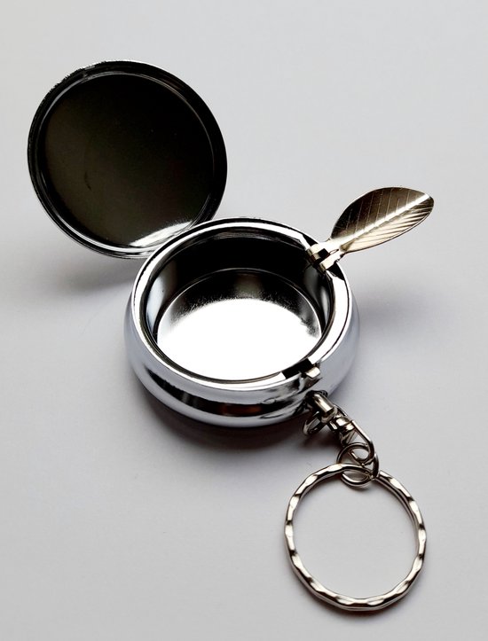 Sleutelhanger - asbakje - draagbaar - mini asbak - kleine asbak - meenemen - met deksel - mobiel - zilver