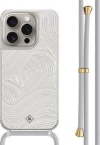 Casimoda® hoesje met grijs koord - Geschikt voor iPhone 15 Pro - Abstract Beige Waves - Afneembaar koord - TPU/polycarbonaat - Bruin/beige