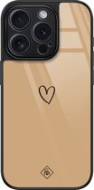 Casimoda® hoesje - Geschikt voor iPhone 15 Pro - Hart Bruin - Luxe Hard Case Zwart - Backcover telefoonhoesje - Bruin/beige