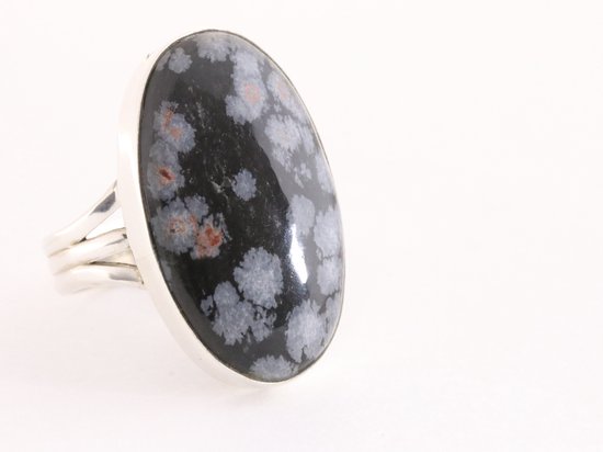 Grote ovale zilveren ring met sneeuwvlok obsidiaan - maat 21