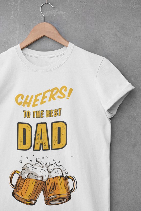 Shirt - Cheers to the best dad - Wurban Wear | Grappig shirt | Leuk cadeau | Unisex tshirt | Vaderdag cadeau | Voetbal | Gewichten | Wit & Zwart