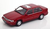 Het 1:18 Diecast-model van de Volvo 960 uit 1996 in Red Pearl. De fabrikant van het schaalmodel is Triple9. Dit model is alleen online verkrijgbaar