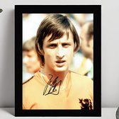 Johan Cruyff Ingelijste Handtekening – 15 x 10cm In Klassiek Zwart Frame – Gedrukte handtekening – Nederlands Elftal – Oranje – FC Barcelona – Ajax – WK 1974 – Voetbal - Football
