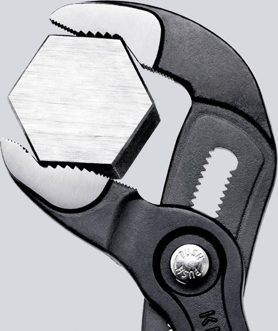 Knipex Cobra tang pakt een zeskantige metalen staaf.