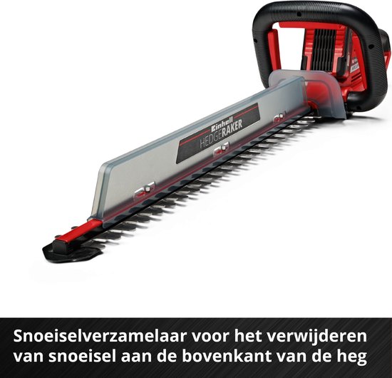 Een man die de Einhell heggenschaar vasthoudt, waarbij de accu in de machine is geplaatst voor optimale balans.