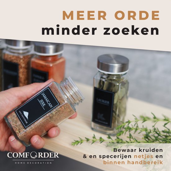 Hand houdt kruidenpotje met 'Jamaican Jerk' etiket vast, met op de achtergrond 'Laurier' potje.