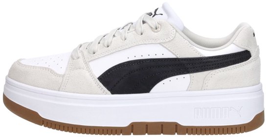 Zijaanzicht van een witte Puma sneaker met beige suède, zwarte Formstrip en bruine zoolrand.