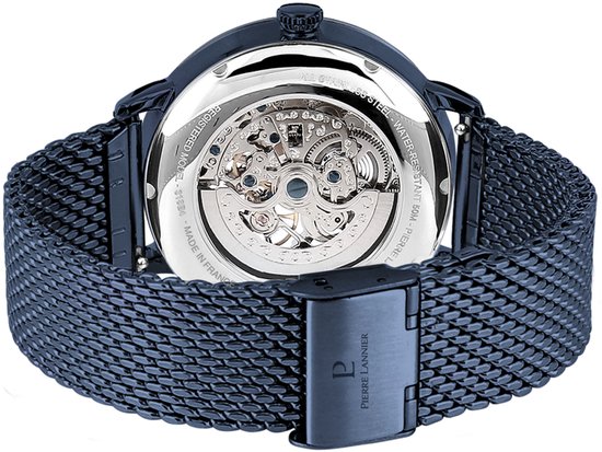 Achterkant van een blauw automatisch horloge met zichtbaar uurwerk en mesh band met gesp.