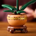 Close-up van de pot en het onderstel van een LEGO orchidee.