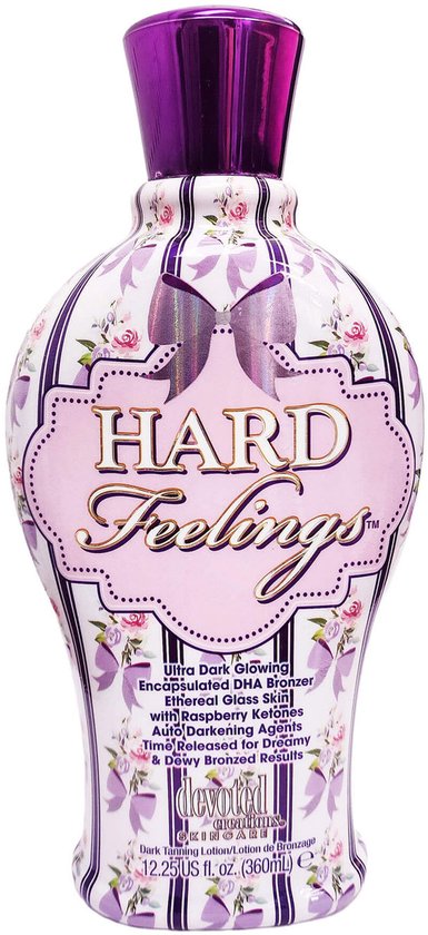 Bouteille "Hard Feelings" ornée d'un motif floral violet et blanc, de nœuds violets et de rayures blanches.