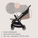 Grijze buggy die volledig plat vouwt. XXL-kap met UPF 50+ filter en waterdicht materiaal.