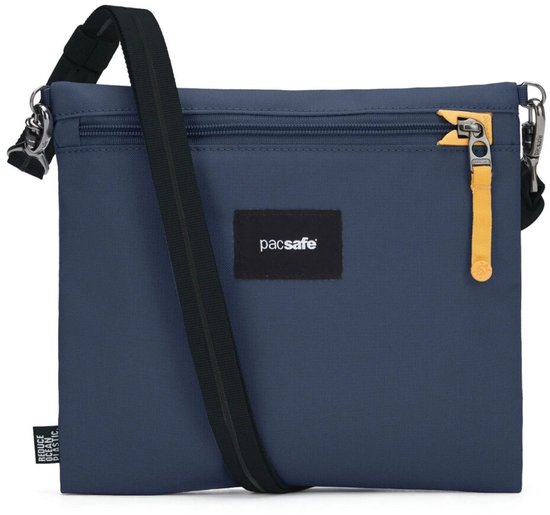 Blauwe Pacsafe crossbody tas met een geel accent op de rits. Het logo 'pacsafe' is zichtbaar.